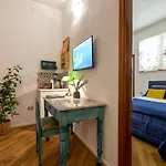 La Colonial Rooms
